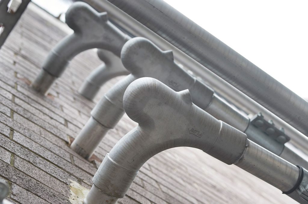The Smart Elbow® design prevents PE pellets from impacting/heating the elbow wall, melting and forming streamers.